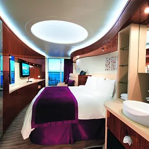 **** Botel Epic Rugby Boat - At Dock France